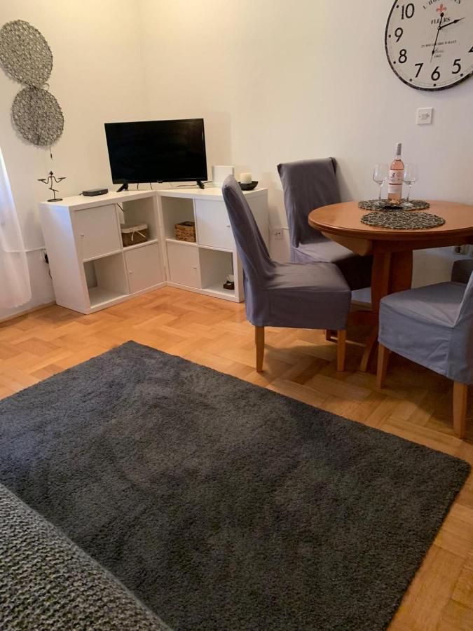 Sarmantni Apartman Malecka 2 Zagreb Buitenkant foto
